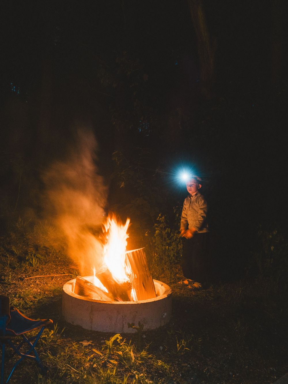 Feu de camp isolé en forêt à Abenaki Aventure lors d’une soirée autochtone.