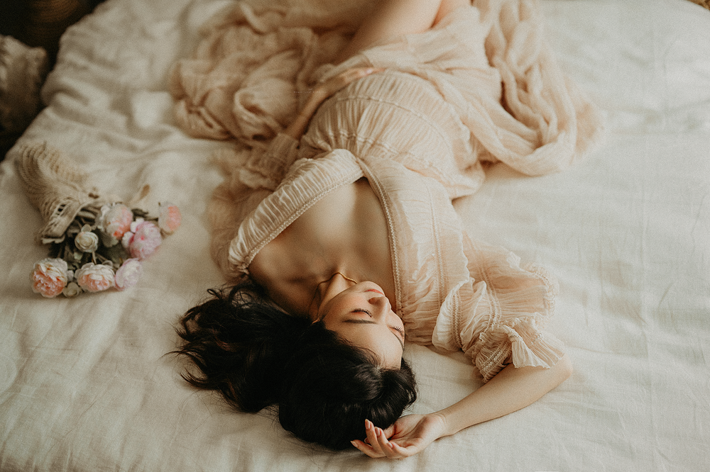 Singapore lifestyle and newborn baby and maternity photography capturing heartfelt, light-filled moments for families and new parents.