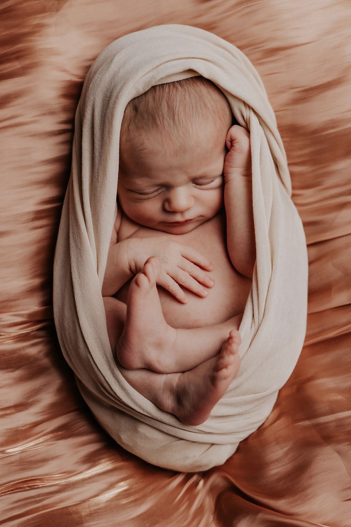 Photographie artistique Naissance bébé emmaillotage au studio à Jonzac 17500
Photographe Portraitiste de France en Charente-Maritime