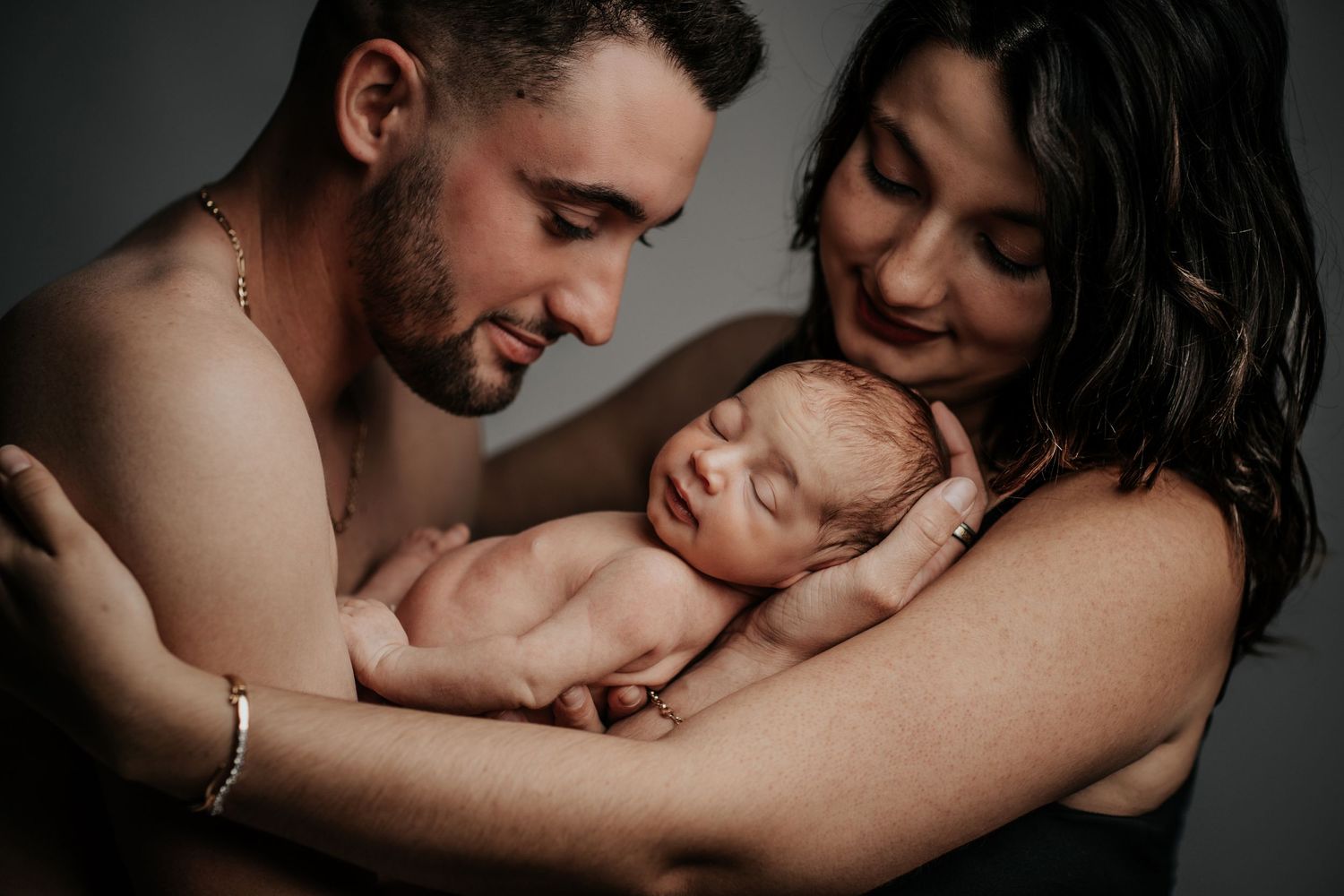 Photographie artistique Naissance bébé emmaillotage au studio à Jonzac 17500
Photographe Portraitiste de France en Charente-Maritime
