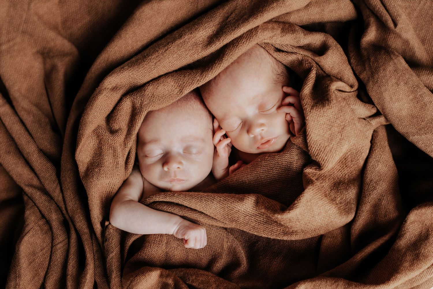 Photographie artistique Naissance Bébés jumeaux au studio à Jonzac 17500
Photographe Portraitiste de France en Charente-Maritime