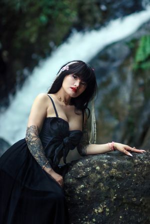 Women posing at El Yunque Rainforest. Photoshoot At El Yunque National Forest. Professional photographer in Puerto Rico. Albert Ray Photo.