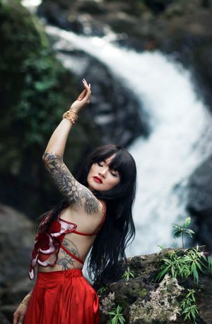 Women posing at El Yunque Rainforest. Photoshoot At El Yunque National Forest. Professional photographer in Puerto Rico. Albert Ray Photo.