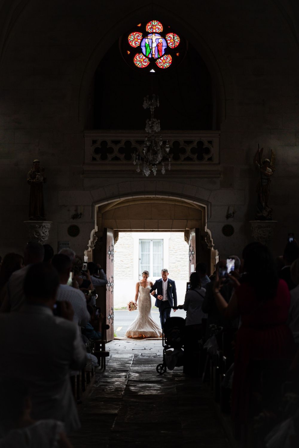 Entrée de la mariée dans l'église
Photographe : Solène Dgy Photographe