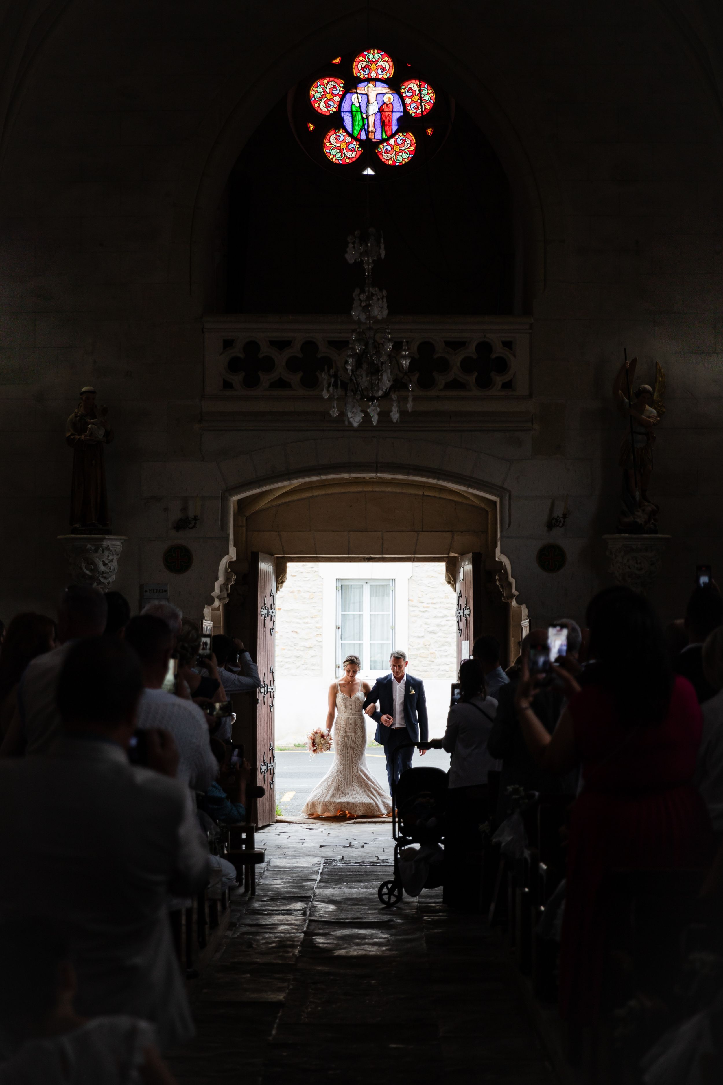 Entrée de la mariée dans l'église
Photographe : Solène Dgy Photographe