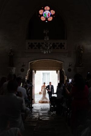 Entrée de la mariée dans l'église
Photographe : Solène Dgy Photographe