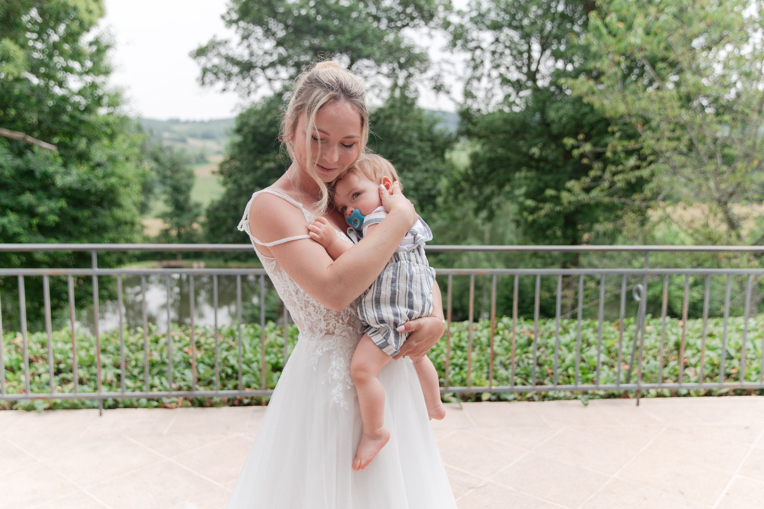 Photo de la mariée et son enfant 
Photographe : Solène Dgy Photographe