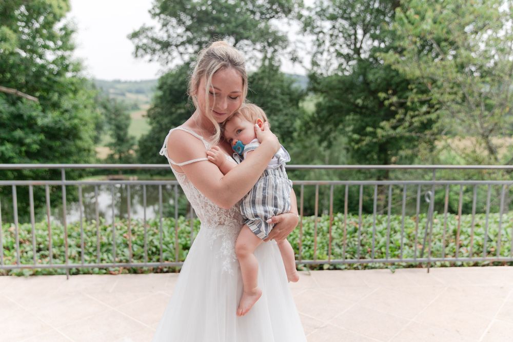 Photo de la mariée et son enfant 
Photographe : Solène Dgy Photographe