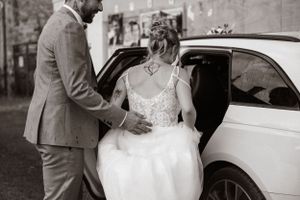 Photo entrée voiture mariage Lyon
Photographe : Solène Dgy Photographe