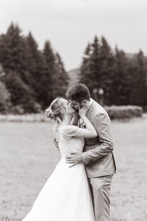 Photo de couple mariage 
Photographe : Solène Dgy Photographe