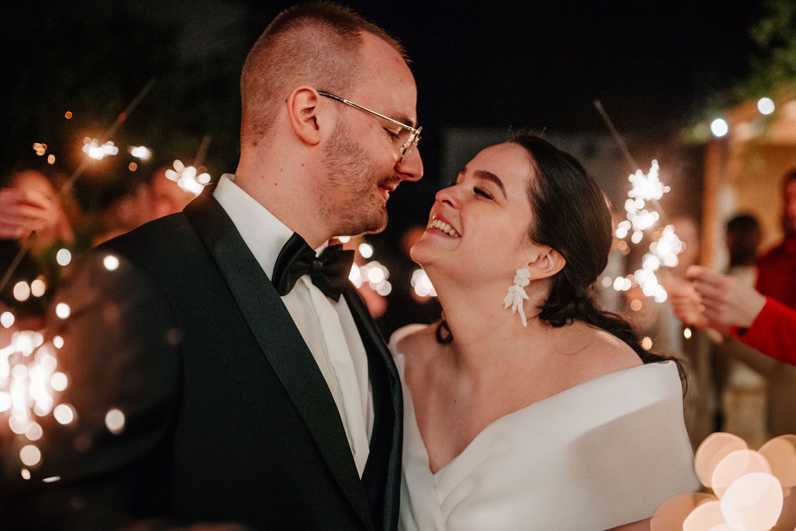 A couple shares an intimate moment surrounded by sparklers during their wedding celebration. Hochzeit La Vette Ortenberg