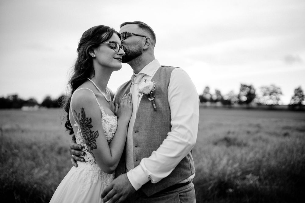 Black and white romantic moment between newlyweds sharing an intimate embrace. Hochzeit Brunnenwärterhaus