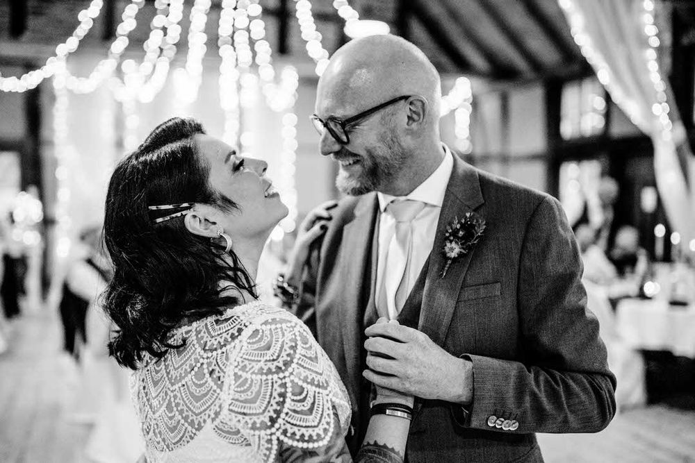 Intimate black and white photo of couple sharing romantic moment at wedding reception. Italienische Hochzeit Laubach Waldhotel