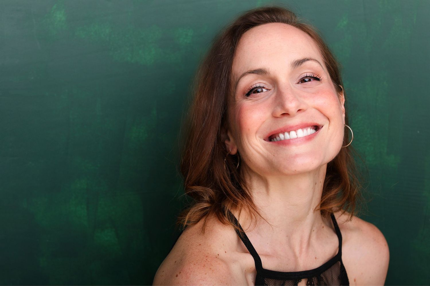 "Julianna Zinkel is a Philadelphia-based actress with extensive theater experience, including roles in Intimate Apparel, Hurricane Diane, an