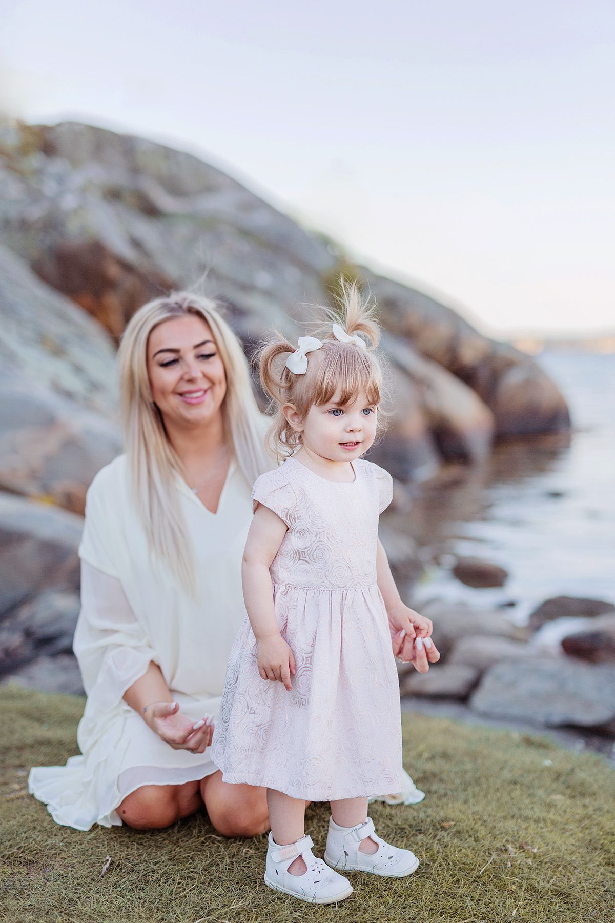 Familjefotografering. Mamma och barn på stranden