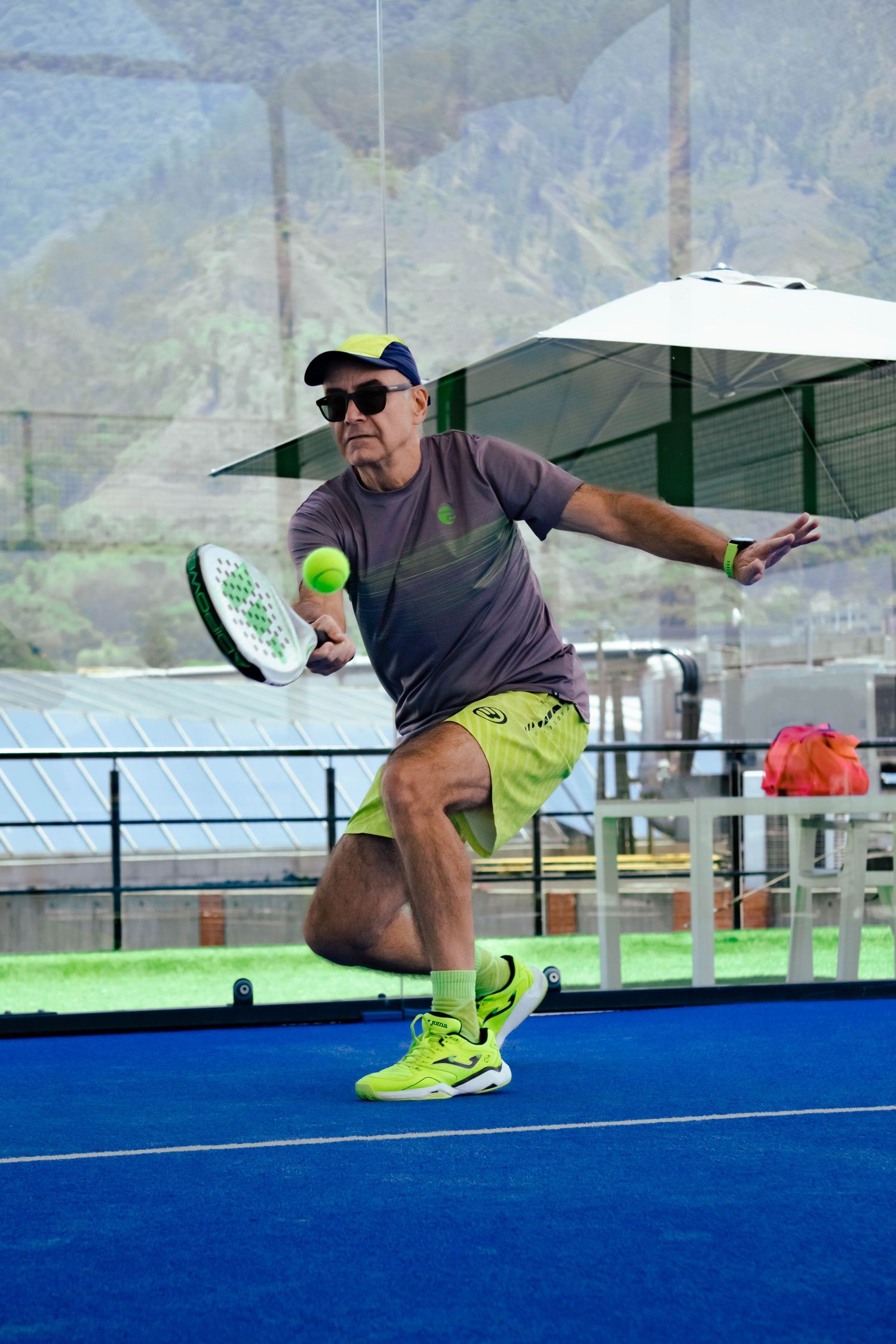 fotografía profesional de un jugador de pádel amateur.