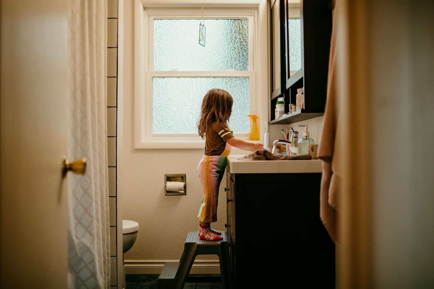 child washing hands before snack portland oregon family photographer kimberly marie kimble