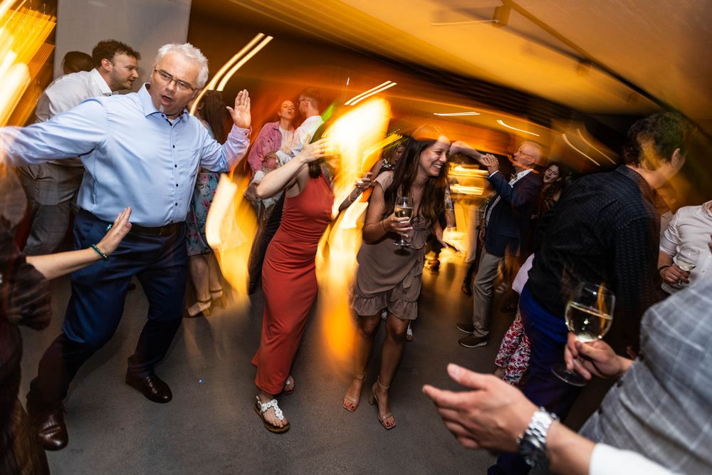 Esküvői lagzi fotózás – nevetés és tánc természetes, spontán stílusban.