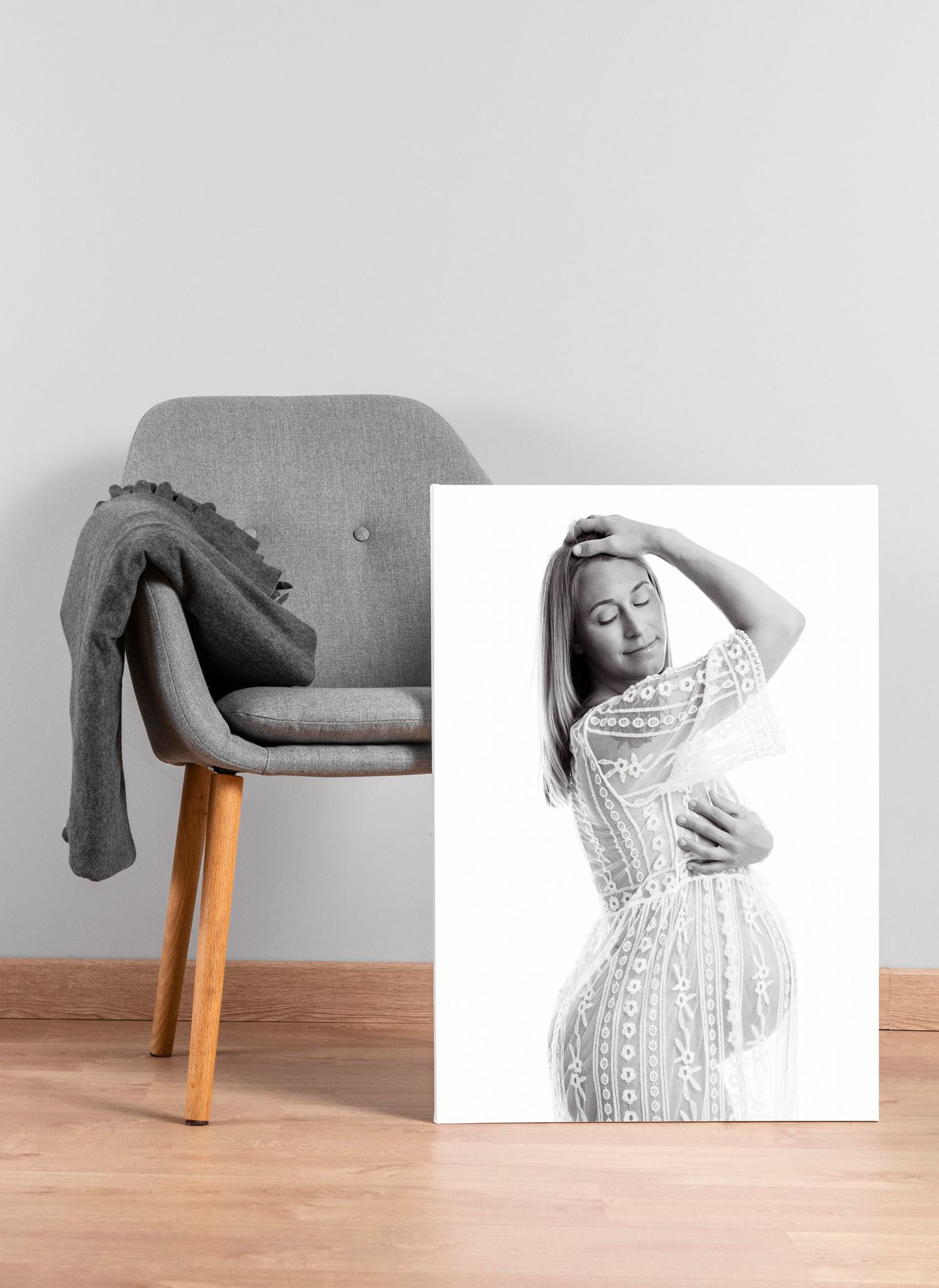 Canvas of elegant maternity portrait