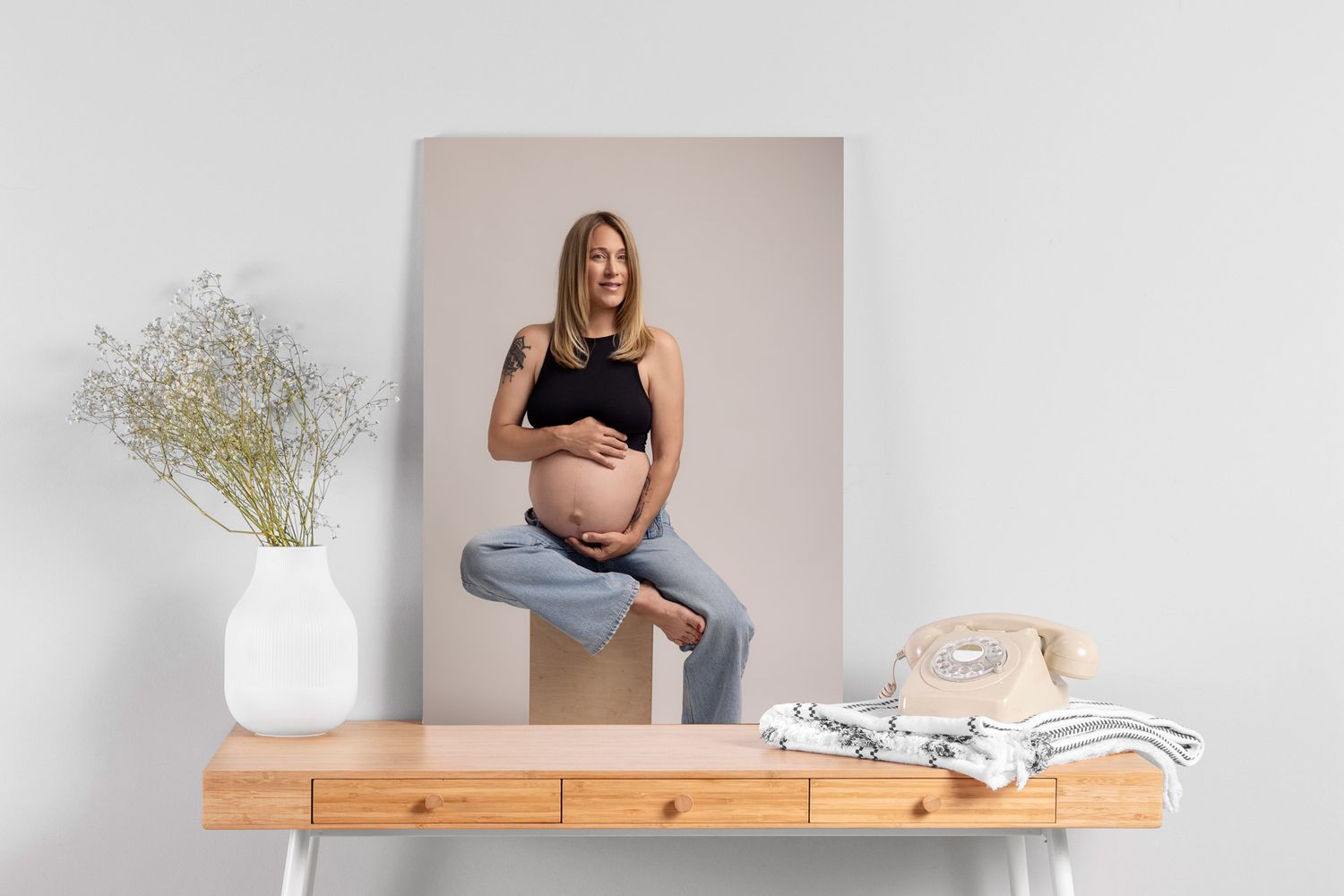 Canvas of elegant maternity portrait