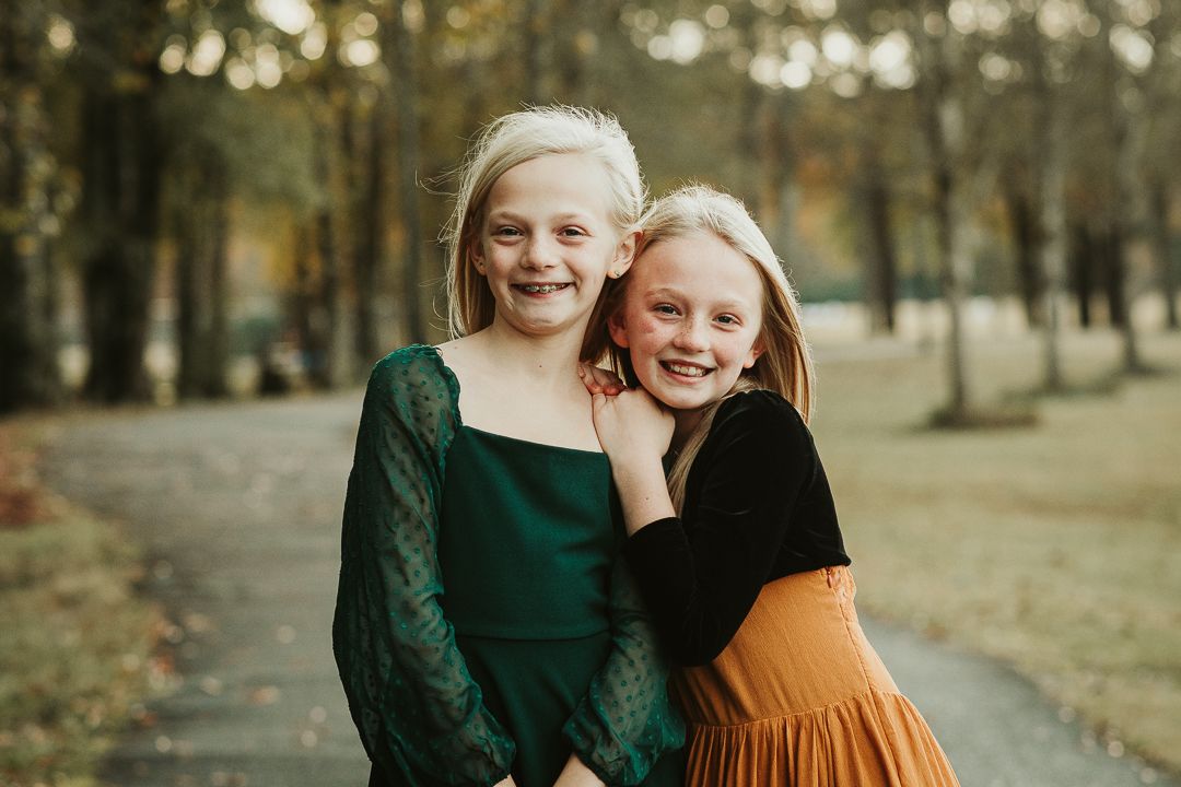 Sisters portrait session, family portrait session 2025, Alabama family portrait photography 2025.