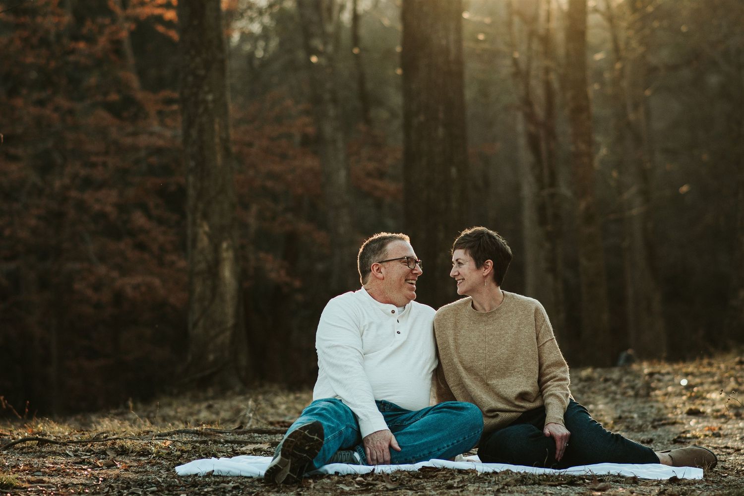 family portraits 2025, family sitting on blanket portraits, family photos Helena, AL.