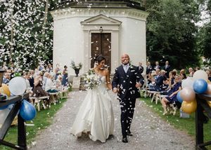 Bröllop på Rånäs slott, storslagen fest med konfetti. Bröllopsfotograf Stories by Petra, levande bilder