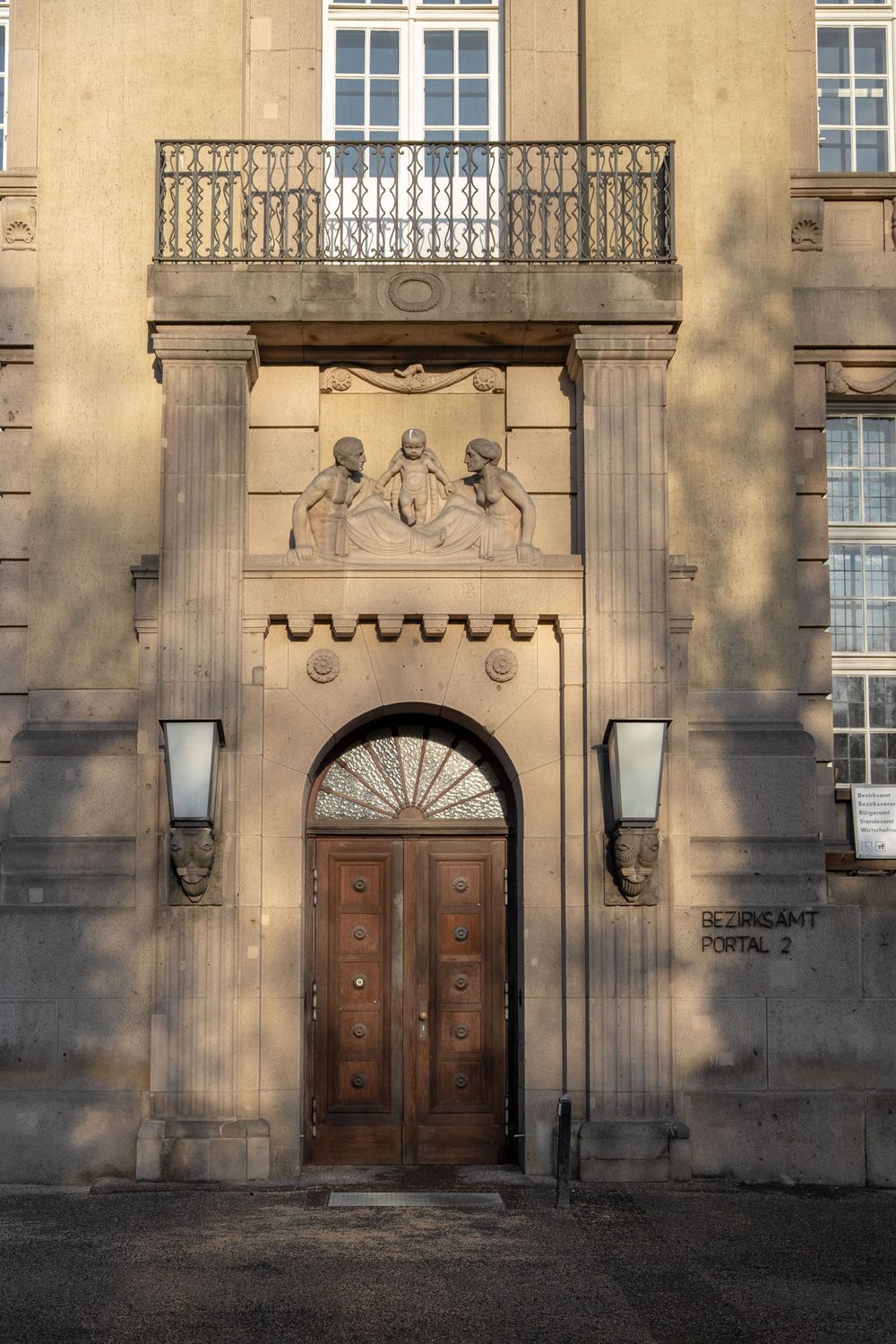 Historischer Eingang des Standesamts Tempelhof-Schöneberg in Berlin