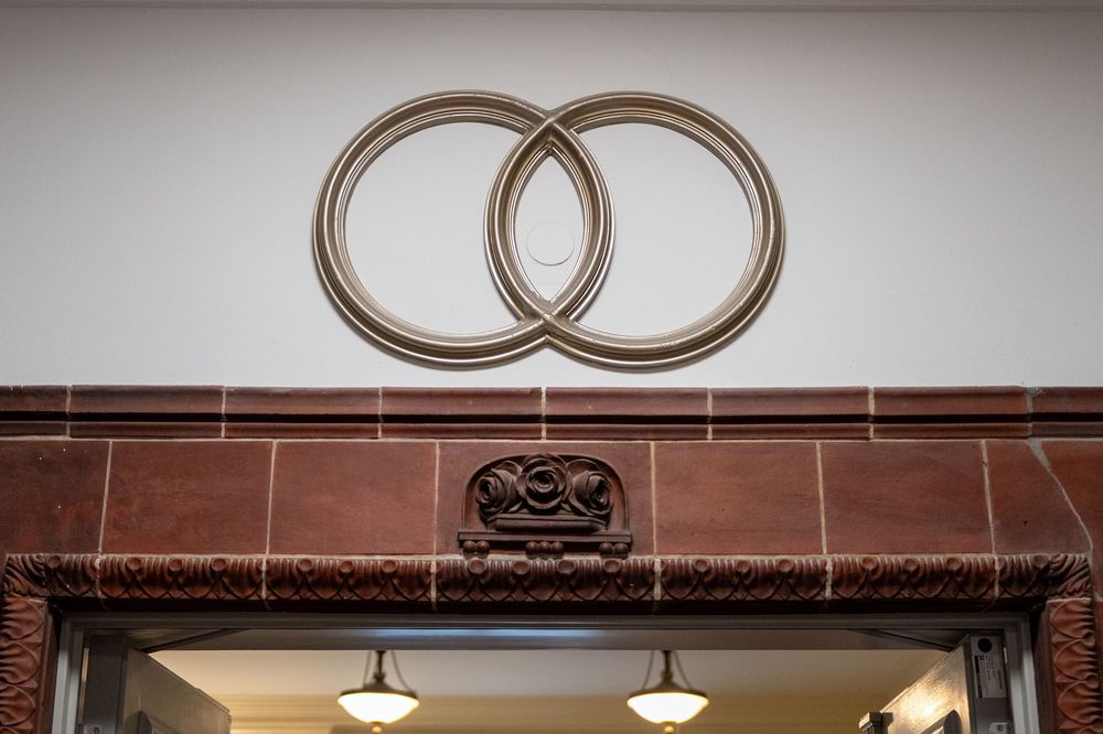 Eheringe Symbol im Standesamt Tempelhof-Schöneberg Berlin