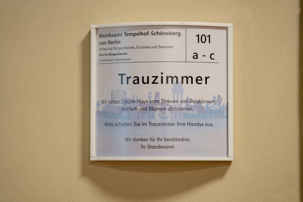 Schild Trauzimmer im Standesamt Tempelhof-Schöneberg Berlin