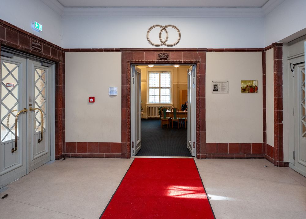 Eingangsbereich im Standesamt Tempelhof-Schöneberg mit rotem Teppich