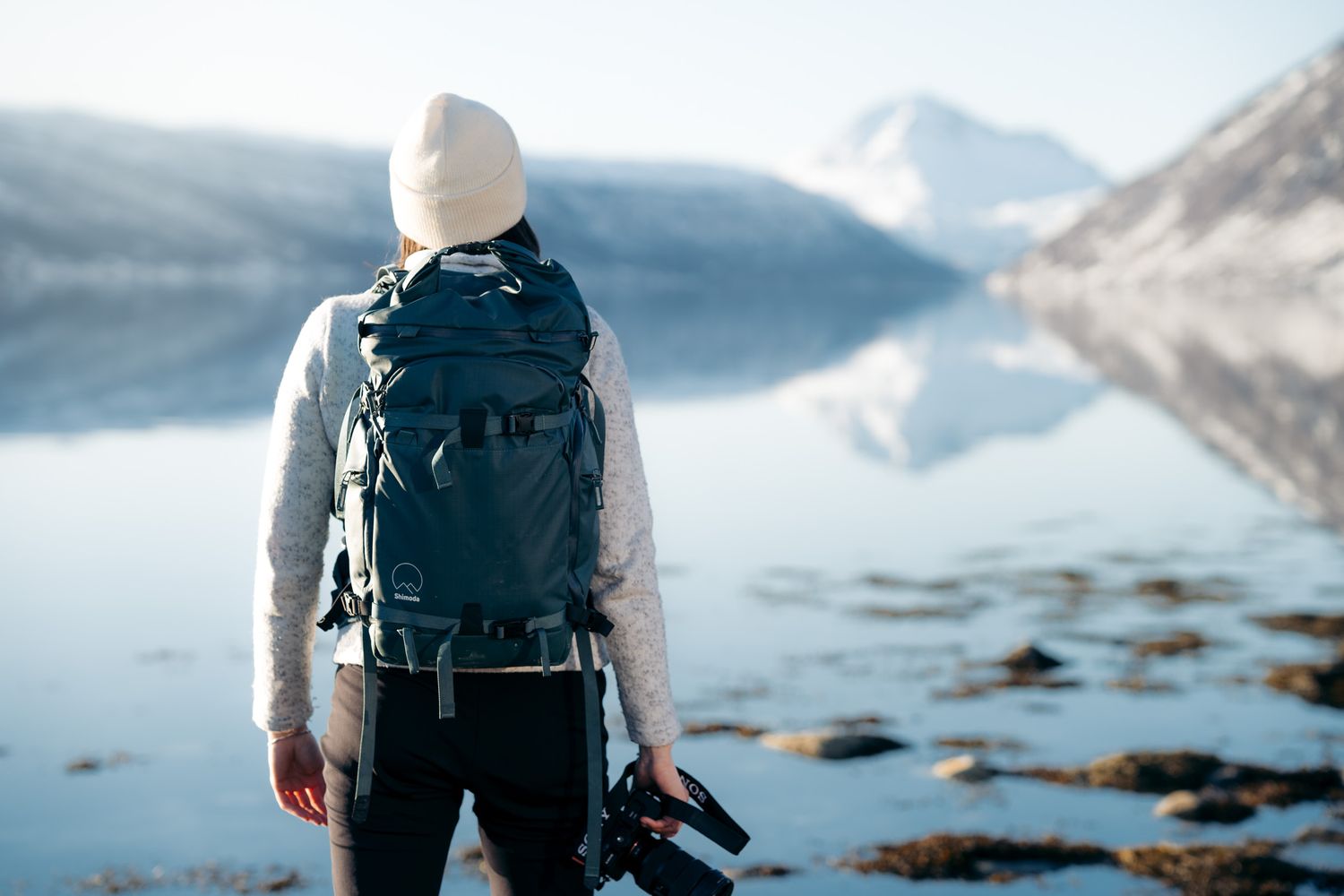 photographe qui s'apprête à capturer un paysage de montagne dans les alpes