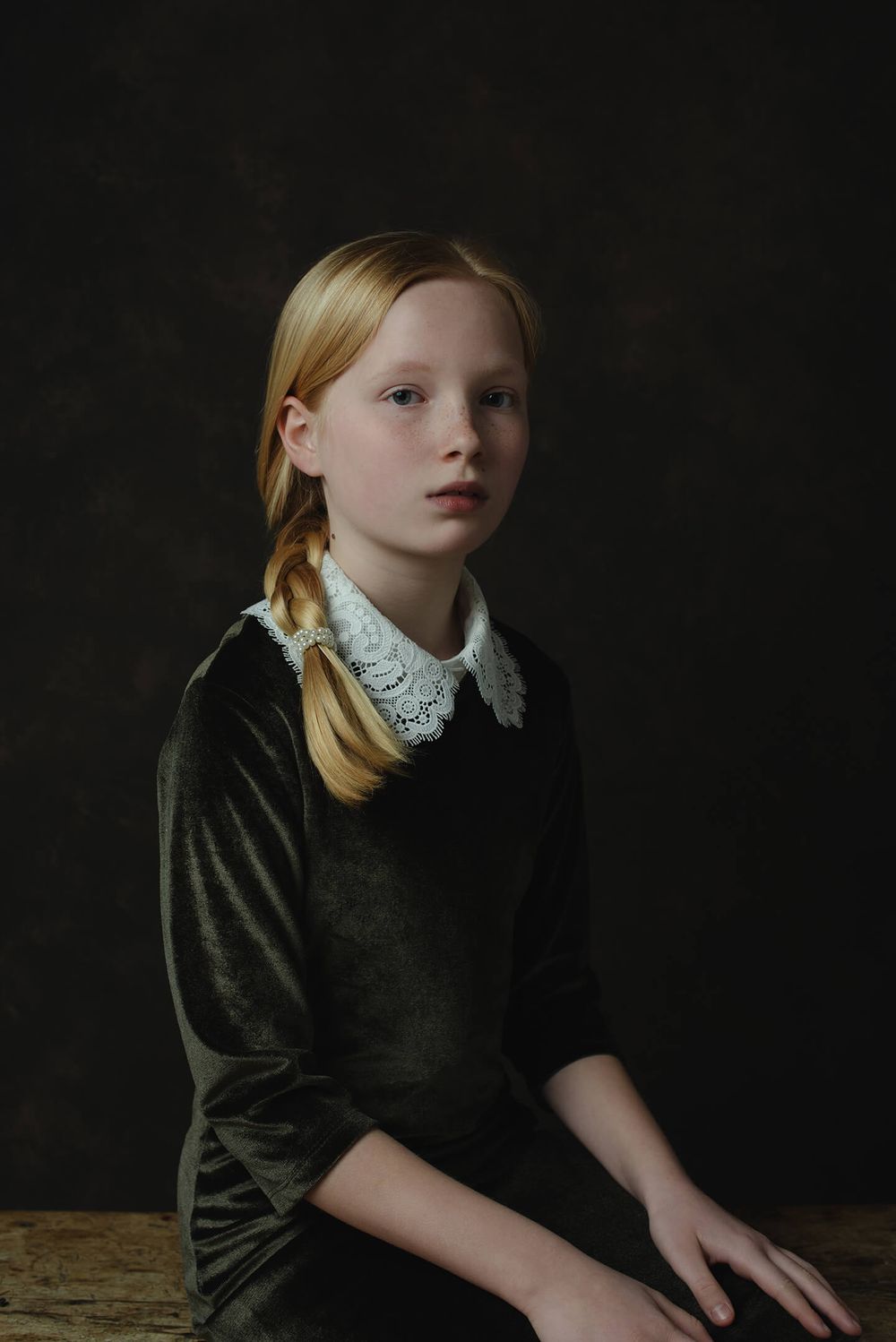 Klassiek portret met jong meisje in stijl van de oude meesters