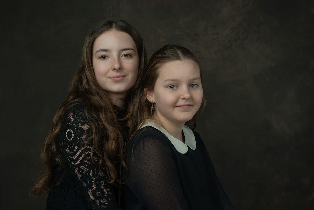 Klassiek portret twee zusjes schilderachtig