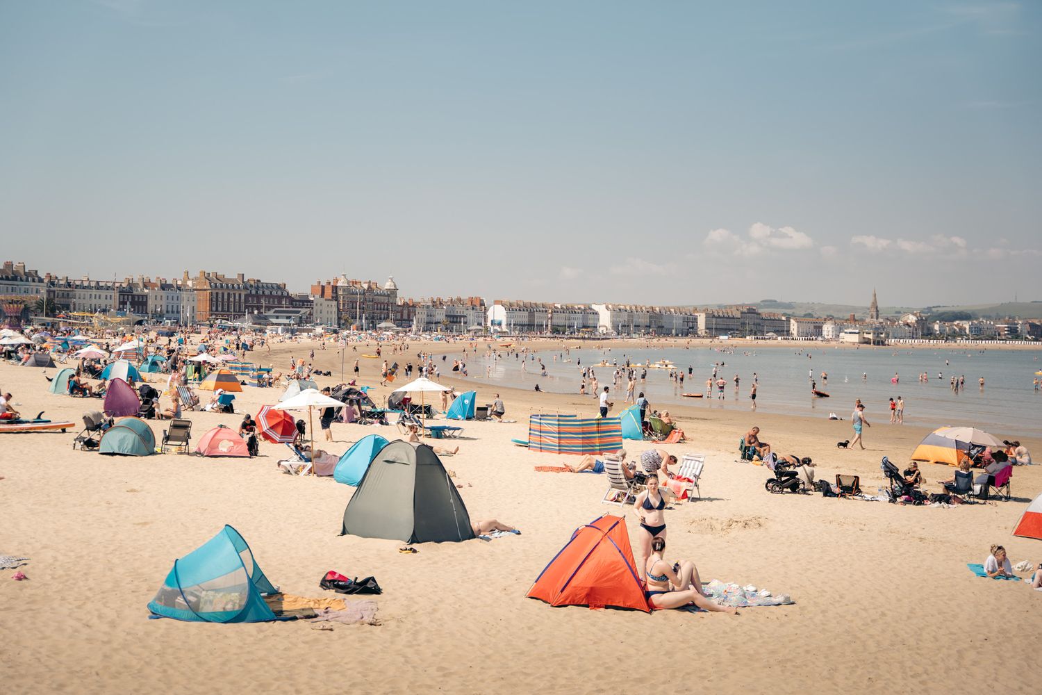 plage de weymouth avec ses baigneurs sur la jurassic coast en angleterre