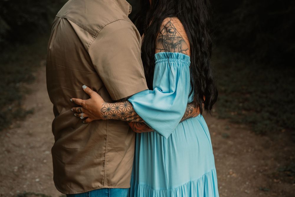 Fort Worth couples portrait capturing a romantic embrace during an outdoor family session