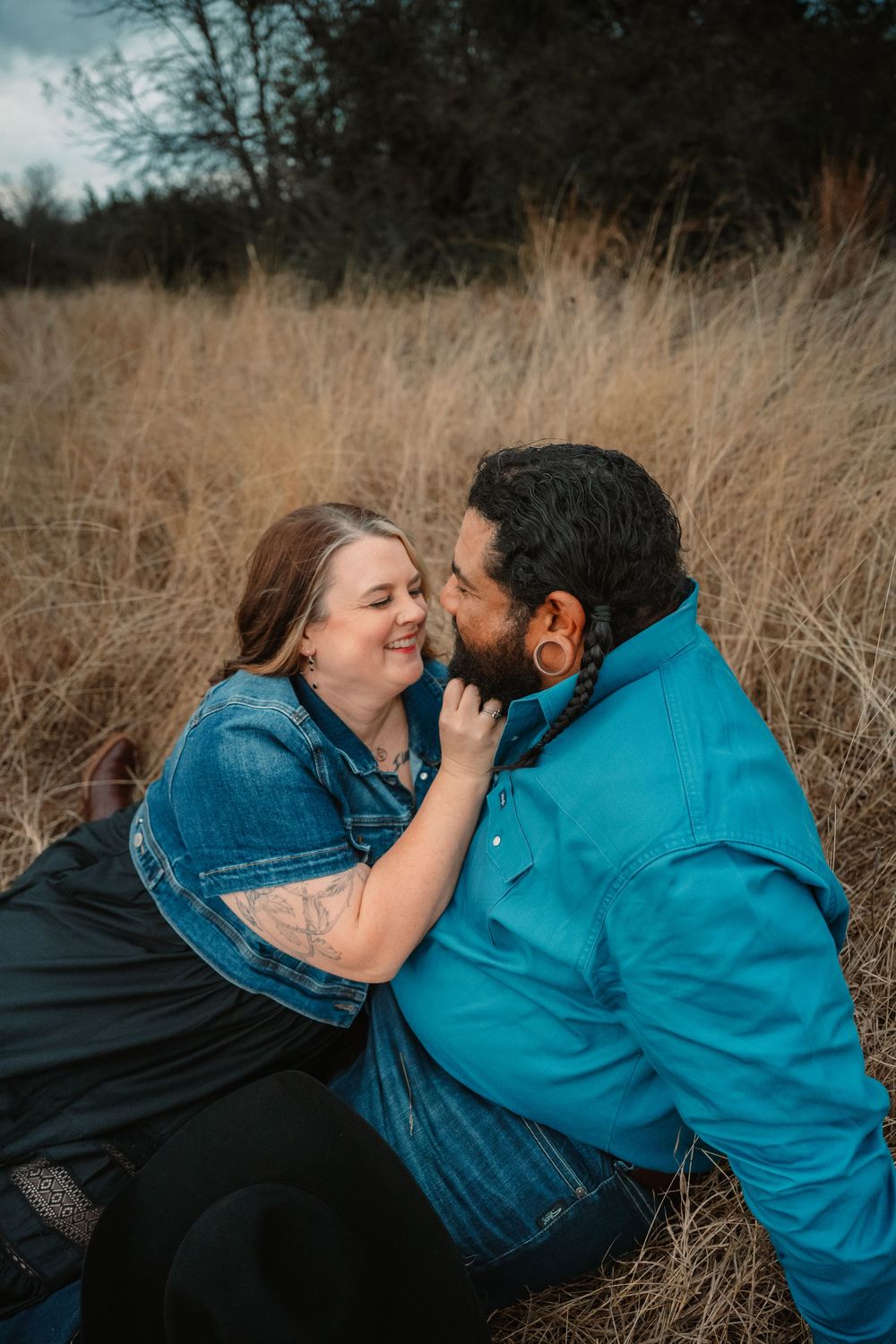 Engagement-style photography session in DFW with natural, candid connection in an open field
