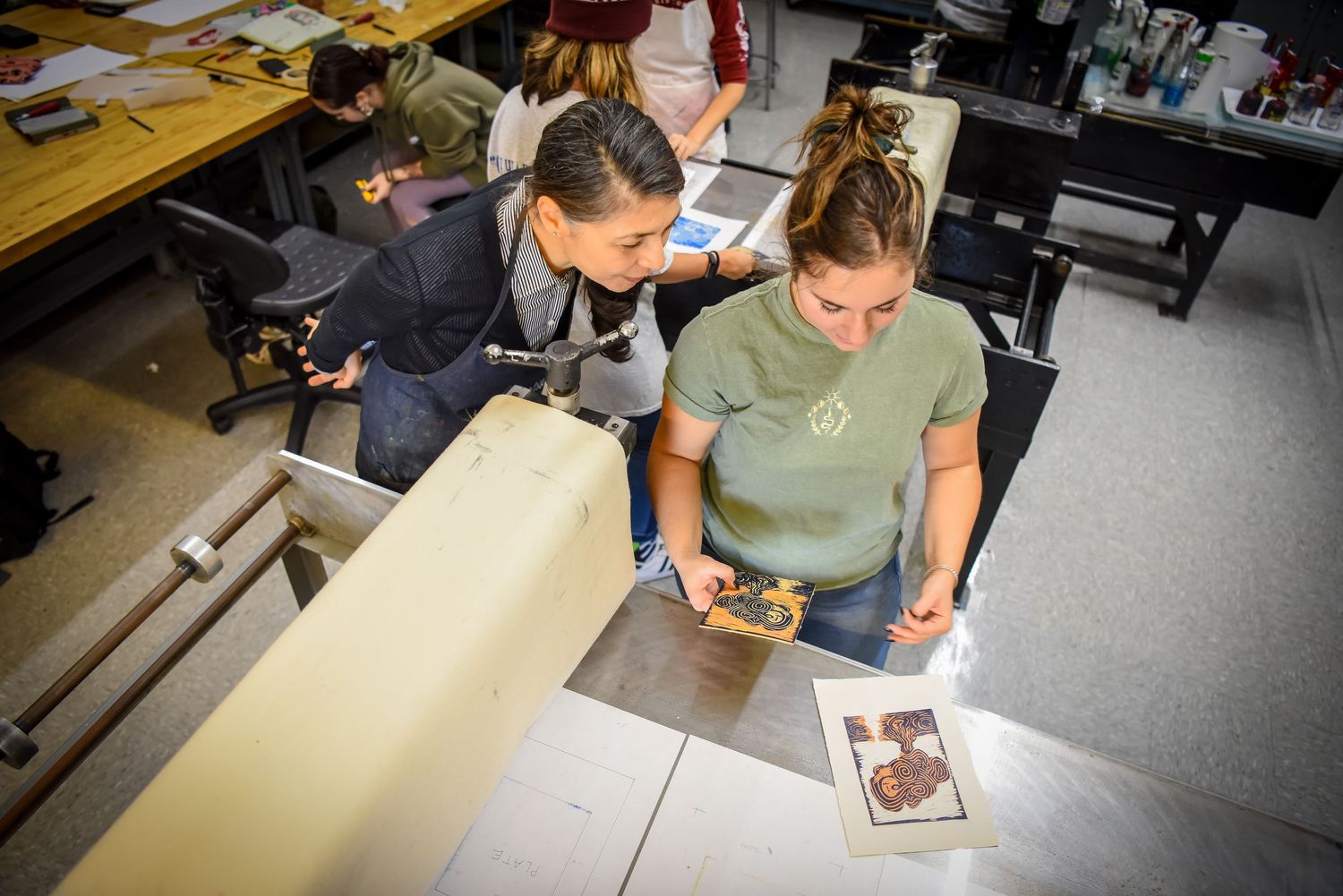 professor helping student in art class HIGHER EDUCATION PHOTOGRAPHER, UNIVERSITY PHOTOGRAPHER