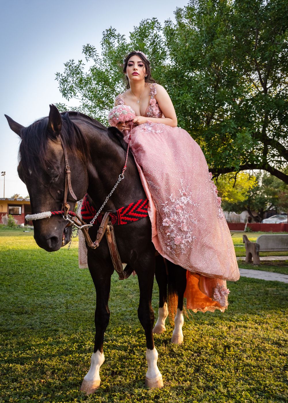 Sesión de fotos de quinceañera montando a caballo en exteriores
