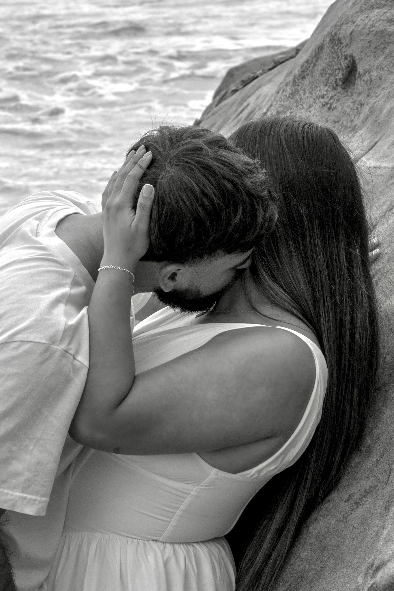 romantic black & white couples photo