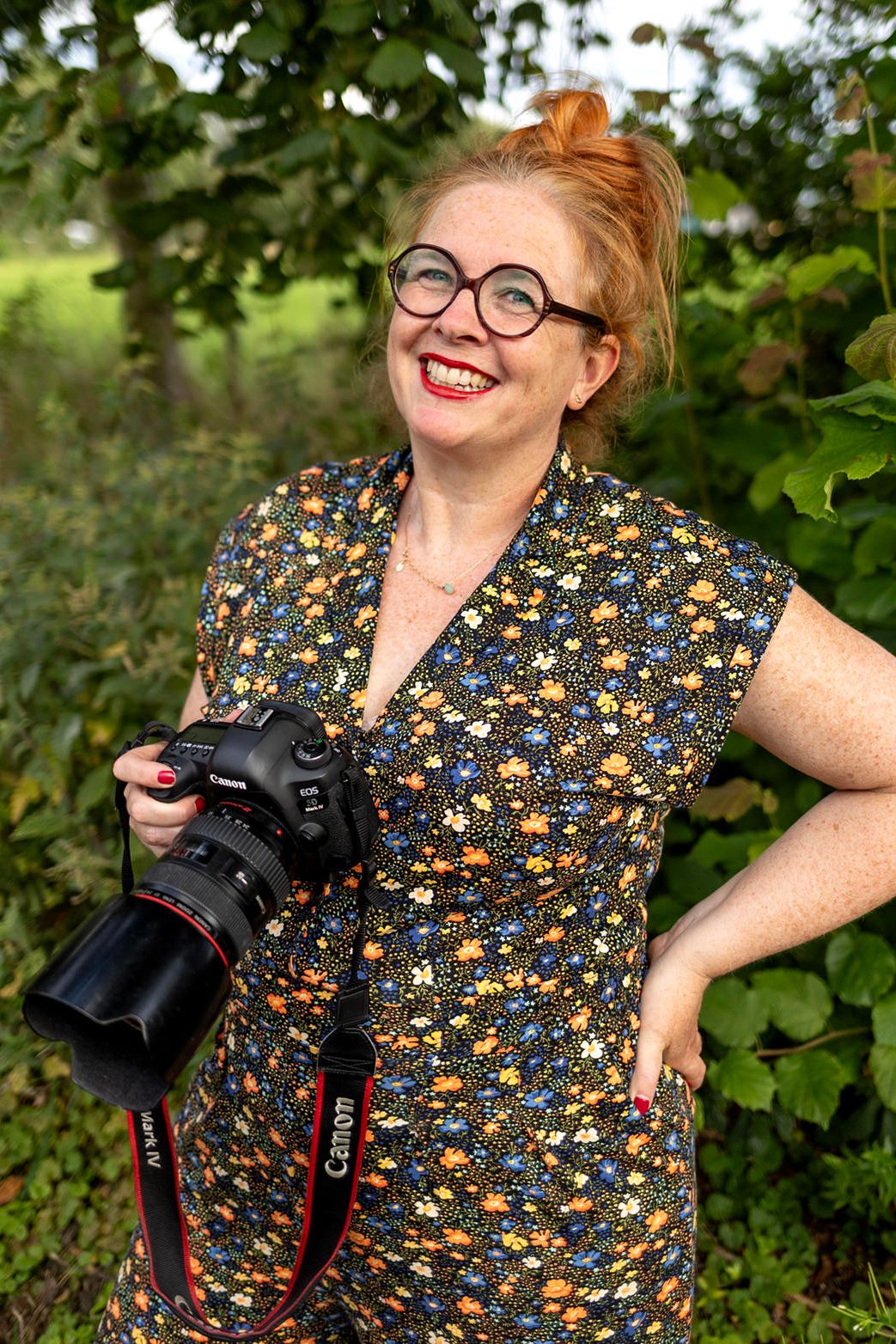 Portret van trouw- en gezinsfotograaf Luzan Veenendaal uit Westzaan in een natuurlijke omgeving