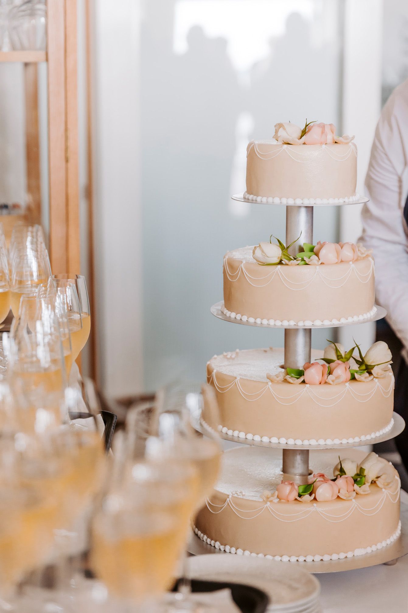 Bryllupskage pyntet med friske jordbær og hvid frosting på en elegant bordopdækning.