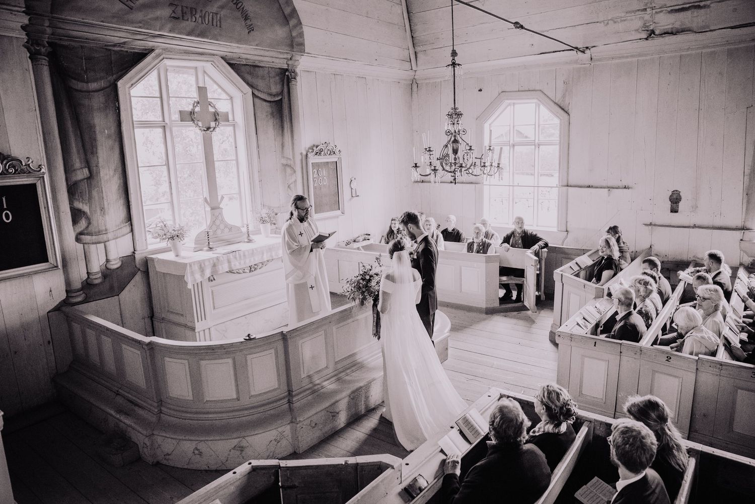 Vybild från en bröllopsfotografering i Enviken i Dalarnas äldsta kyrka.