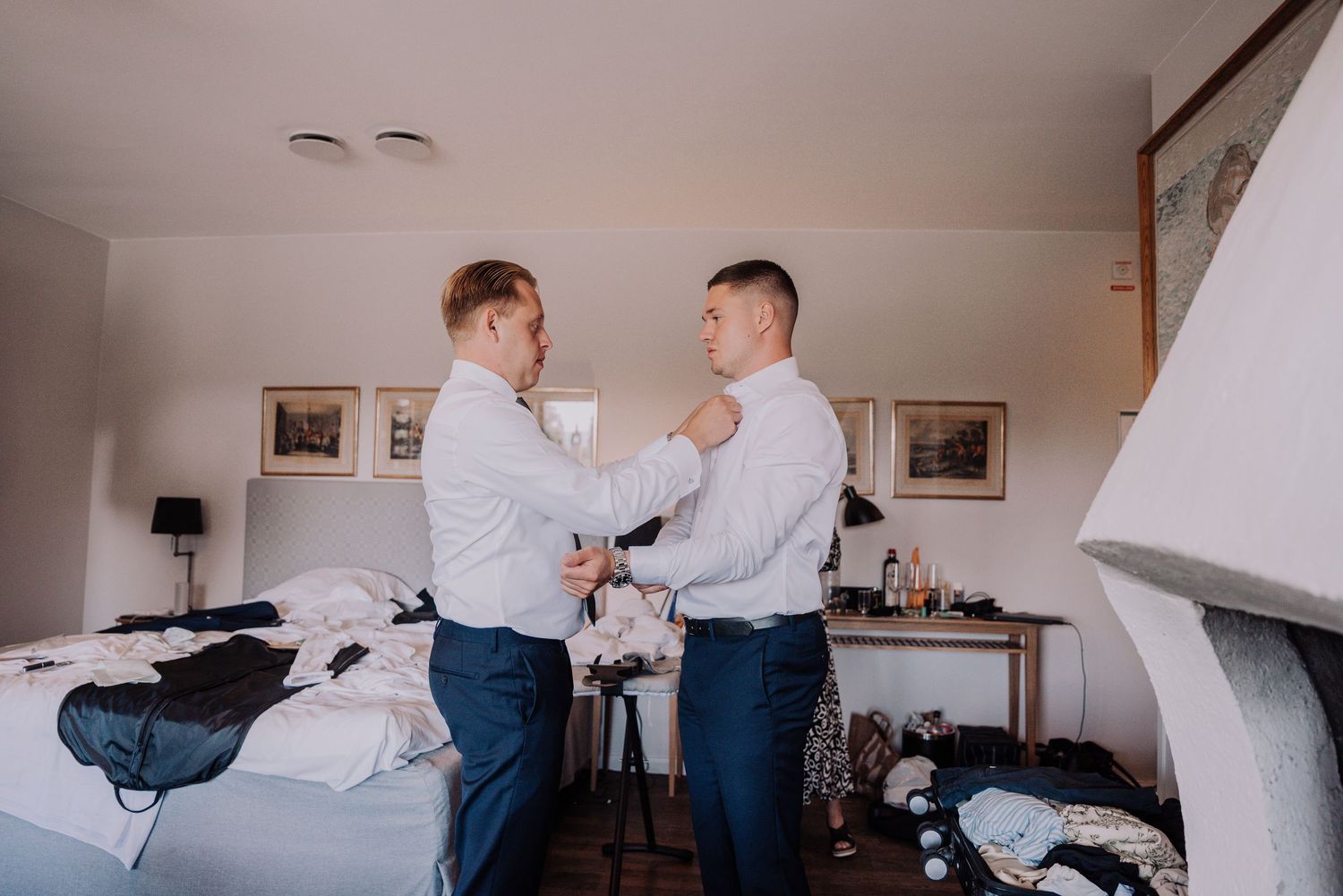 Förberedelsebilder från en bröllopsfotografering på Green Hotell i Tällberg.