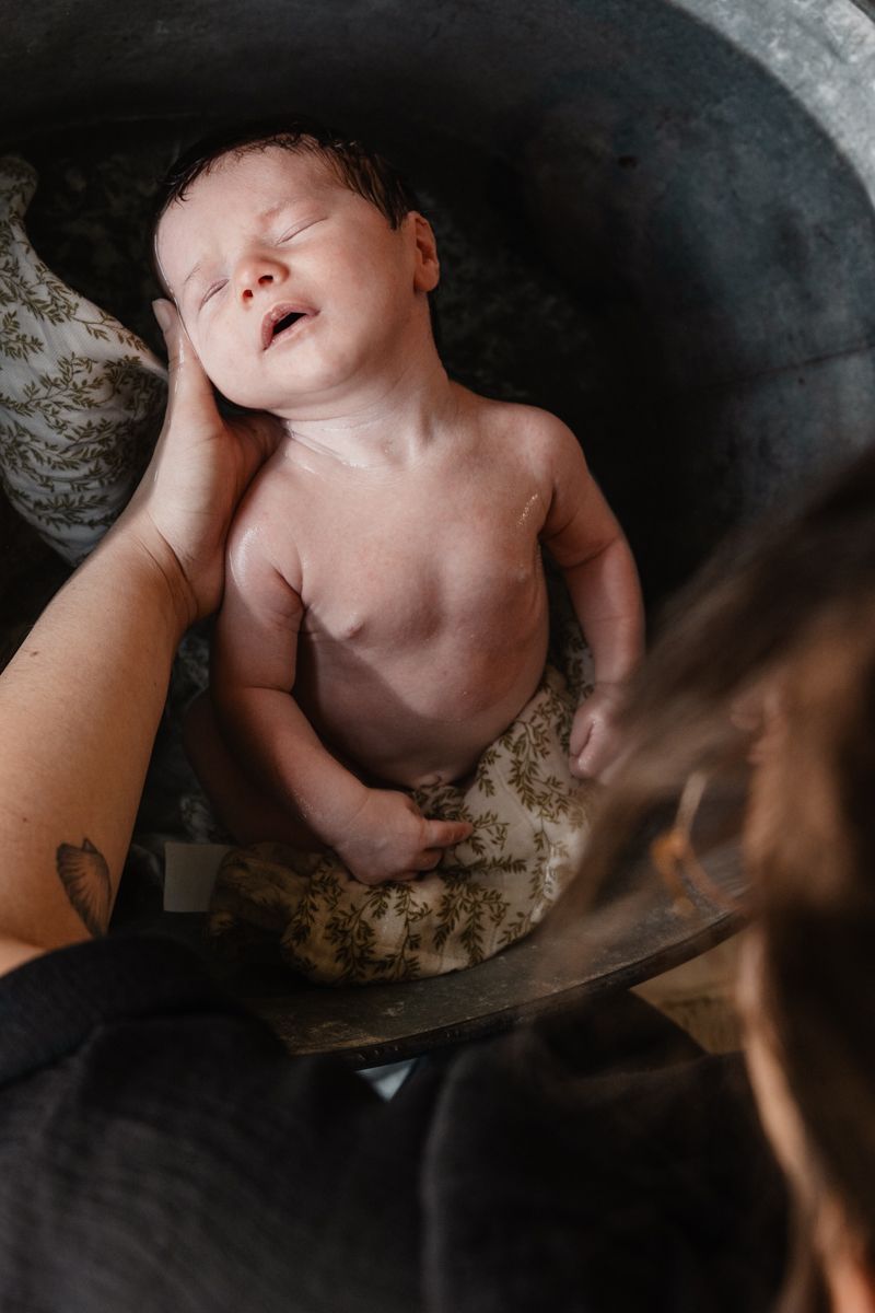 reportage photo bain enveloppé TBB à Lille avec Un Mère Veilleux Moment, bébé détendu