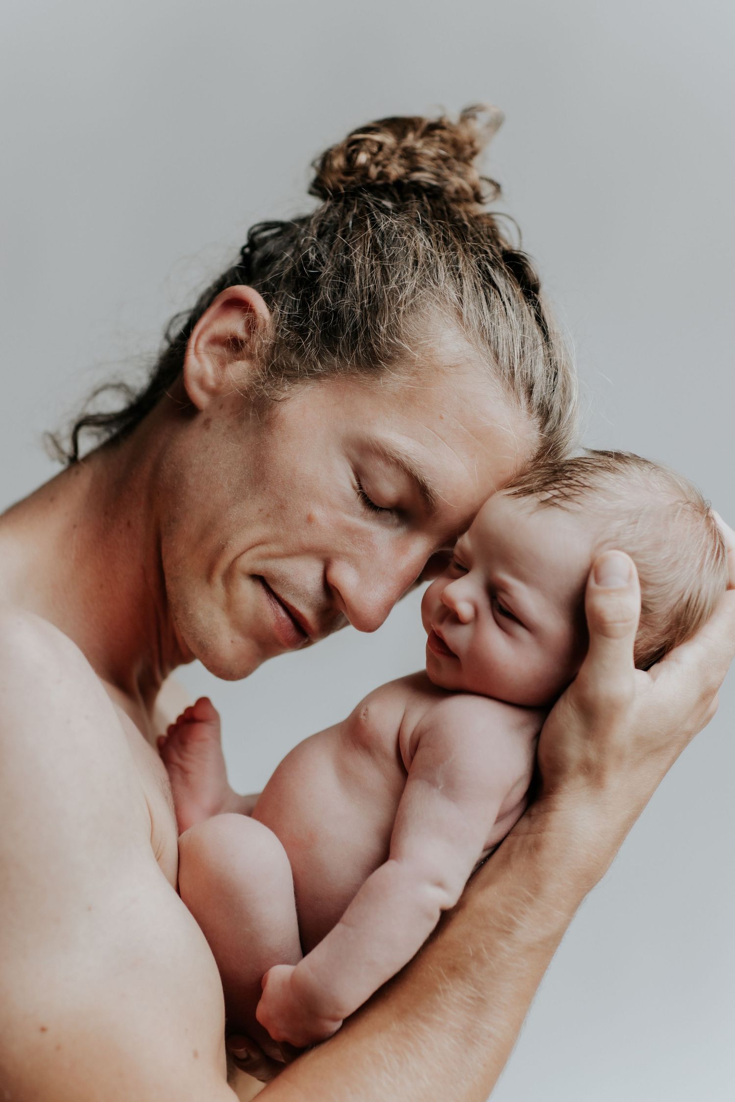Naissance en Charente-Maritime - Père faisant un câlin à son bébé.