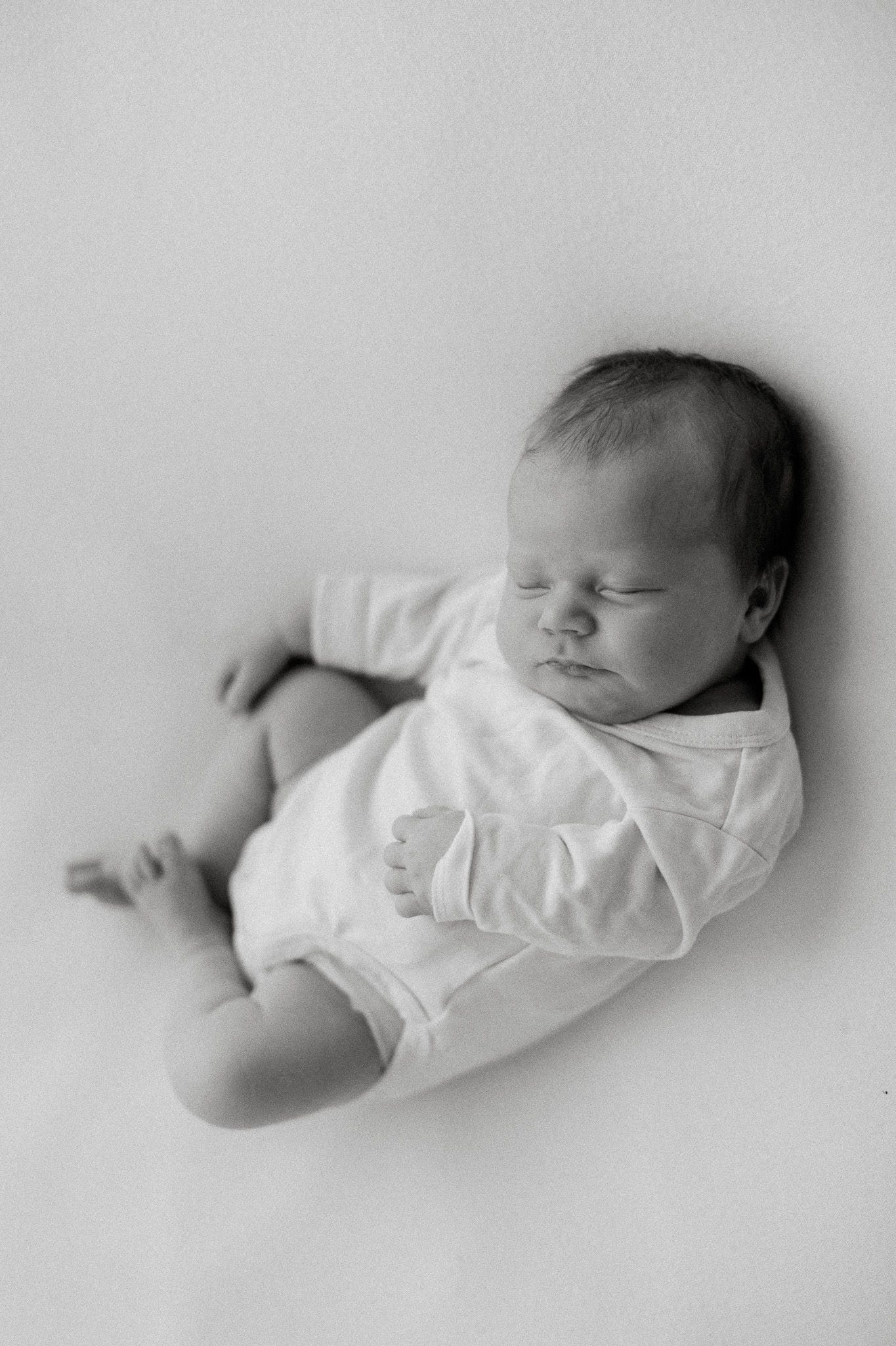 Newbornkuvaus Tampereella vastasyntyneen vauvan kanssa.