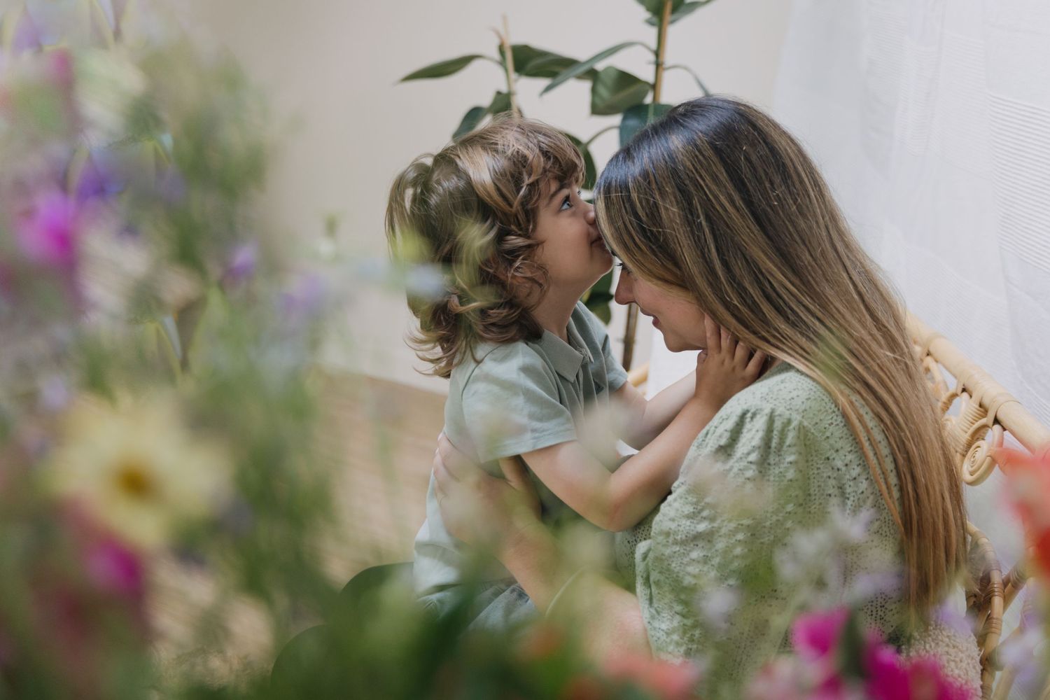 UN petit garçon embrasse sa maman à l'occasion d'une séance photo offerte pour la fête des mères à Colombes