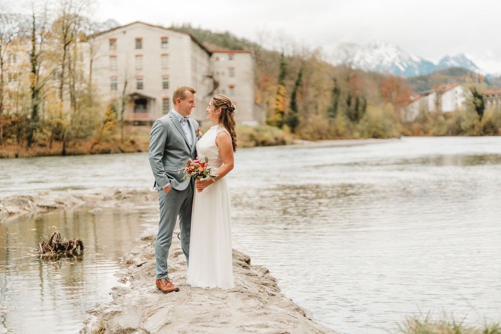 Hochzeitspaar am Ufer der Lech in Füssen fotografiert von Hochzeitsfotografin Ramona Maier aus Schemmerhofen