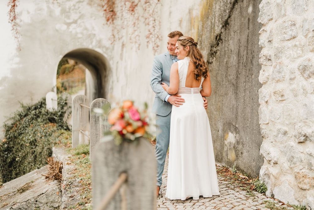 Hochzeitspaar in Füssen am Benediktiner Kloster St. Mang in Füssen fotografiert von Hochzeitsfotografin Ramona Maier aus Schemmerhofen